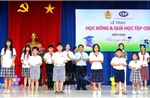 Trao 81 suất học bổng và 200 phần quà cho học sinh có hoàn cảnh khó khăn