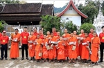 Thanh niên Việt Nam gửi trao tình cảm và tình hữu nghị tới người dân địa phương Lào