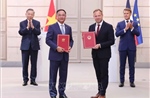Tổng Bí thư, Chủ tịch nước Tô Lâm và Tổng thống Pháp chứng kiến trao văn kiện hợp tác giữa hai nước
