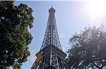 Hoả hoạn bùng phát ở tháp Eiffel ngay trước Giáng sinh, khoảng 1.200 người phải sơ tán