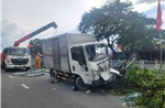 TP Hồ Chí Minh: Hai xe tải đâm nhau, tài xế bị thương nặng kẹt trong cabin