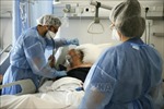 Số ca mắc COVID-19 nhập viện tăng cao nhất trong một ngày tại Pháp 