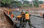 Đang lắp đặt cầu phao Phong Châu