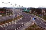 Xử phạt tài xế điều khiển ô tô khách đi sang làn ngược chiều trên cao tốc