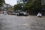 Mưa lớn kéo dài, nhiều tuyến phố ở TP Nam Định ngập trong &#39;biển&#39; nước