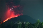Núi lửa Ibu của Indonesia lại phun trào, tạo cột tro bụi cao 5km