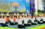 Trên 1.000 người tham dự Ngày Quốc tế Yoga lần thứ 10​ bên bờ vịnh Bái Tử Long