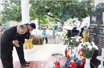 Cộng đồng người Việt tại Lào dâng hương tưởng nhớ các anh hùng liệt sĩ