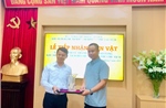 Trao tặng hiện vật ý nghĩa cho Khu Di tích Chủ tịch Hồ Chí Minh tại Phủ Chủ tịch