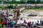 Sập cầu ở Ấn Độ, nhiều người thiệt mạng và bị cuốn trôi