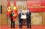 Chủ tịch Quốc hội Trần Thanh Mẫn dự lễ trao tặng huy hiệu 30 năm tuổi Đảng