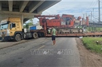 Xe ben lún bánh do sa lầy gây ùn tắc giao thông tại Quốc lộ 61