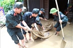 Quân đội tiếp tục huy động trực thăng vận chuyển hàng cứu trợ vùng lũ Nghệ An