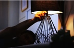 Ánh sáng ban đêm âm thầm tàn phá não bộ, tâm trạng và trao đổi chất