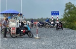 Bất chấp khuyến cáo, người dân vượt rào chắn đi lại khi cầu Đại Ngãi 2 chưa hoàn thành