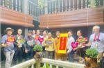 Đoàn phóng viên quốc tế tham quan làng gốm Bát Tràng nhân dịp 80 năm Quốc khánh 2/9