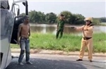 Khống chế đối tượng &#39;ngáo đá&#39; lái xe tải lạng lách, chống trả lực lượng chức năng