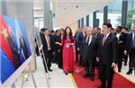 Công ước Hà Nội: Chủ tịch nước Lương Cường và Tổng Thư ký LHQ xem trưng bày ảnh của TTXVN
