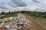 Rác thải tràn ra Quốc lộ 14C, gây ô nhiễm và nguy cơ tai nạn giao thông