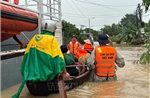 Cảnh sát biển và lực lượng cứu hộ cứu hàng trăm người bị cô lập