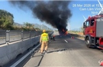 Xe tải bốc cháy dữ dội trên cao tốc, giao thông ách tắc hơn 1 km