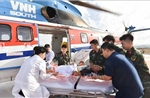 Trực thăng đưa người dân bị tai nạn nguy kịch ở Trường Sa về đất liền điều trị