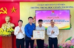 Trao tặng Huy hiệu 'Tuổi trẻ dũng cảm' cho học sinh cứu người đuối nước