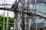 'Mạng nhện' dây điện và cáp viễn thông vây nhà dân, tiềm ẩn nguy cơ cháy nổ