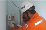EVNHCMC triển khai dịch vụ lắp đặt, thay dây dẫn sau công tơ cho khách hàng 