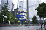 Ngành dịch vụ suy yếu đẩy Eurozone vào nguy cơ suy thoái kinh tế