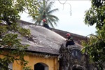 Dập tắt đám cháy tại khuôn viên Quốc Tử Giám ở Thừa Thiên - Huế
