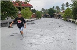 Dòng dung nham lạnh của núi lửa chảy vào một ngôi làng ở Philippines