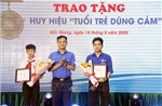 Trao tặng Huy hiệu &#39;Tuổi trẻ dũng cảm&#39; cho 2 đoàn viên, thiếu niên dũng cảm cứu người