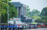 Sáng tháng 5, dòng người thành kính vào Lăng viếng Bác