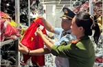 Kiểm tra đột xuất một cơ sở kinh doanh, phát hiện hơn 35.000 bộ quần áo giả mạo nhãn hiệu