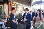 Thủ tướng Phạm Minh Chính thăm gia đình người Việt Nam tại Pháp