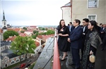 Bức tranh đặc biệt Phu nhân Thủ tướng Việt Nam tặng Phu nhân Thủ tướng Estonia