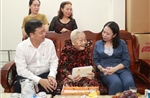 Phó Chủ tịch nước Võ Thị Ánh Xuân thăm, tặng quà các gia đình chính sách