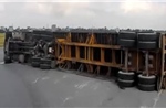 Xe container bị lật, chắn ngang tuyến giao thông huyết mạch lên Cửa khẩu quốc tế Cha Lo