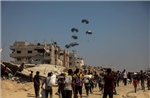 Hàng cứu trợ được đưa đến Gaza qua đường không và đường bộ