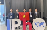 Tự hào cờ đỏ sao vàng tại lễ bế mạc Olympic Vật lý Quốc tế 2025