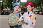 Hai chị em gái sánh vai trong đội hình diễu binh, diễu hành