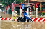 Công an Hà Nội túc trực tại các &#39;điểm nóng&#39; ngập lụt hỗ trợ người dân
