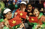 Không khí lễ hội trên hè phố Hà Nội chờ xem tổng duyệt