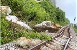 Đá lăn gây ách tắc đường sắt Bắc - Nam qua Quảng Trị