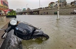 Mưa lớn gây ngập lụt, ảnh hưởng nặng nề đến đời sống người dân Thủ đô