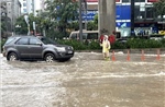 Cảnh sát giao thông Hà Nội bám chốt, hỗ trợ người dân dưới trời mưa lớn
