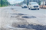 Đường xuống cấp nghiêm trọng, nhiều ổ voi, ổ gà &#39;bẫy&#39; người đi đường