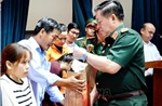 Đại tướng Nguyễn Trọng Nghĩa thăm, tặng quà gia đình chính sách tại Gia Lai