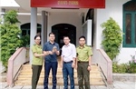 Người dân tự nguyện giao nộp 2 con tê tê Java quý hiếm